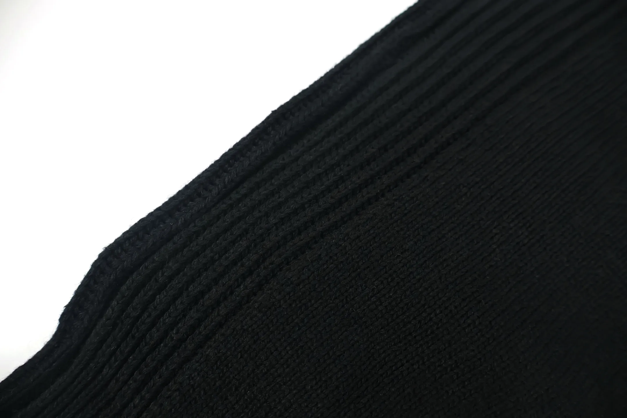 🅿️560 [Exclusive supply] Stone island zipper knitted jacket is made of merino wool fabric. This wool has 78% wool content, which is a wool yarn with ultra-high wool content. The loom-finished clothes contain 22% cotton, making the clothes more suitable for the upper body. The armband is made with Tajima embroidery machine several times and modified before the final version is produced. Size:S-M-L-XL
